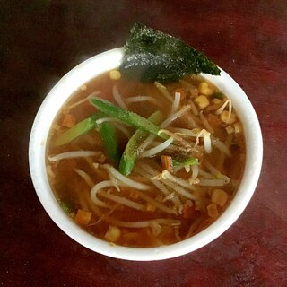 ニンニクの芽とモヤシのカップ味噌拉麺with海苔